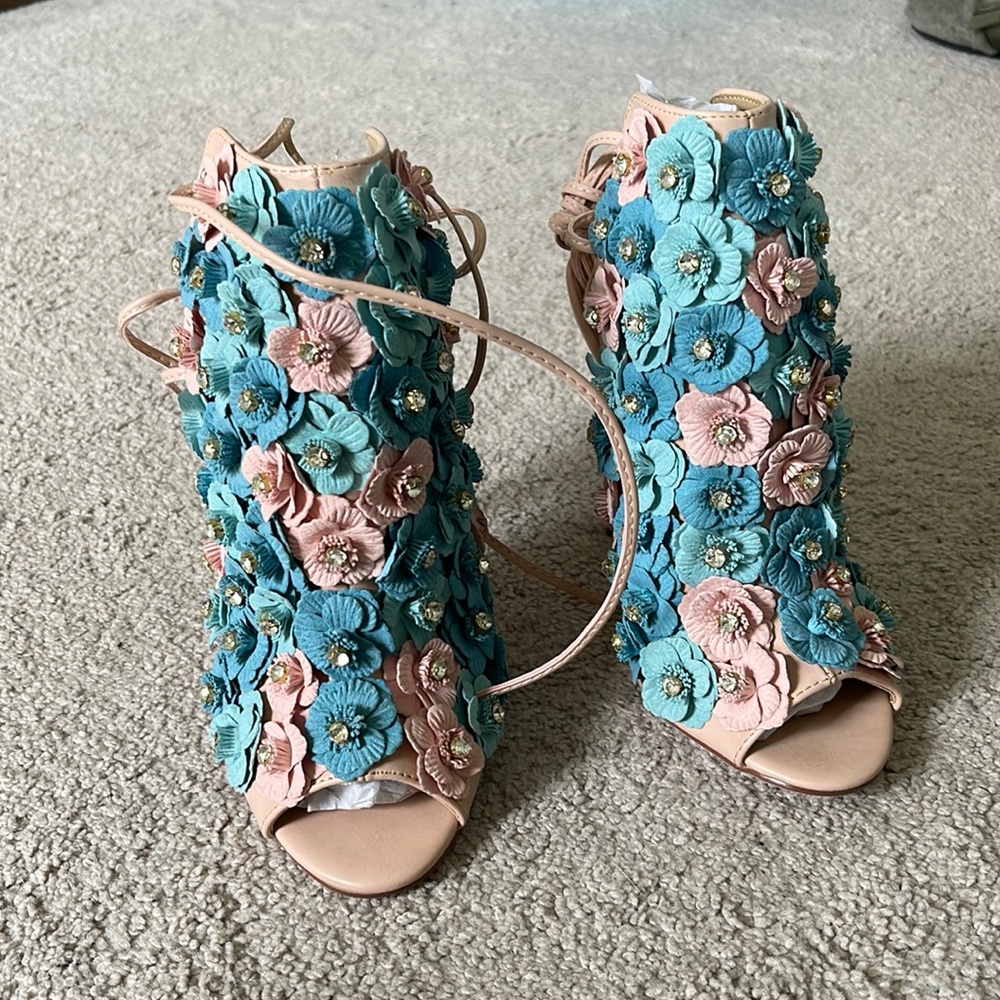 Flowered heels with fabric flowers and gems